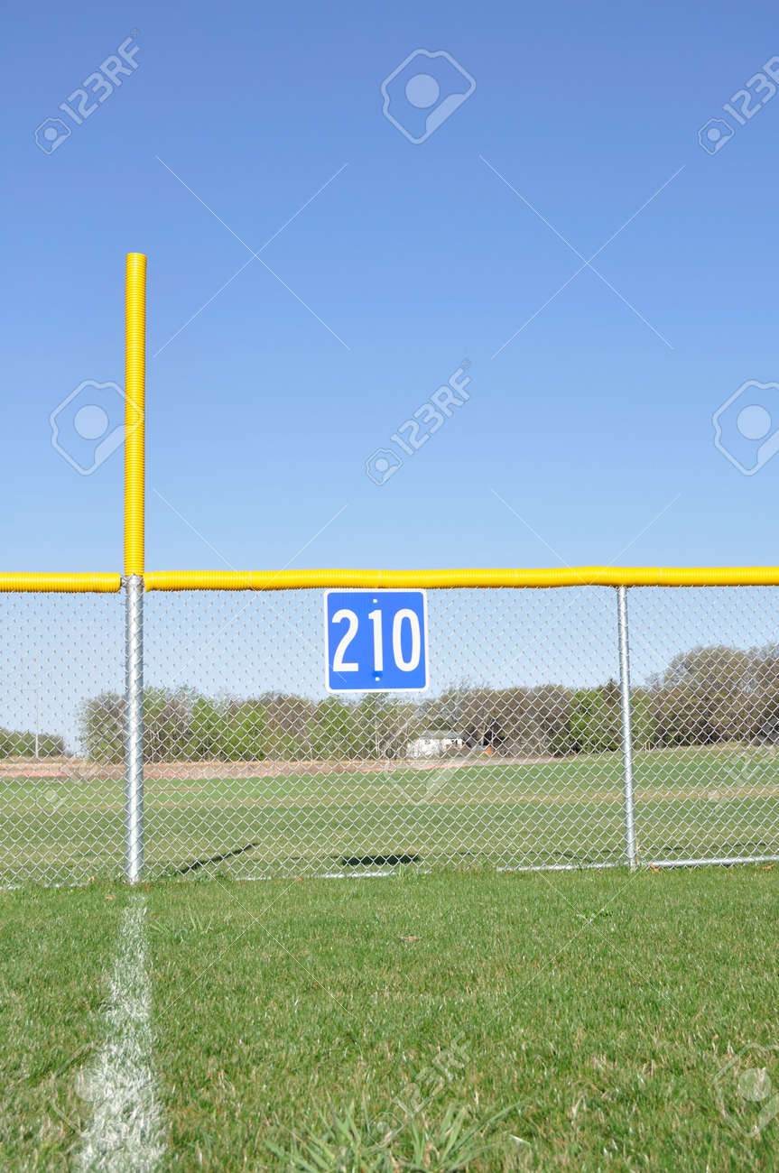 リトルリーグ野球ファウル ポールと外野フェンス の写真素材 画像素材 Image