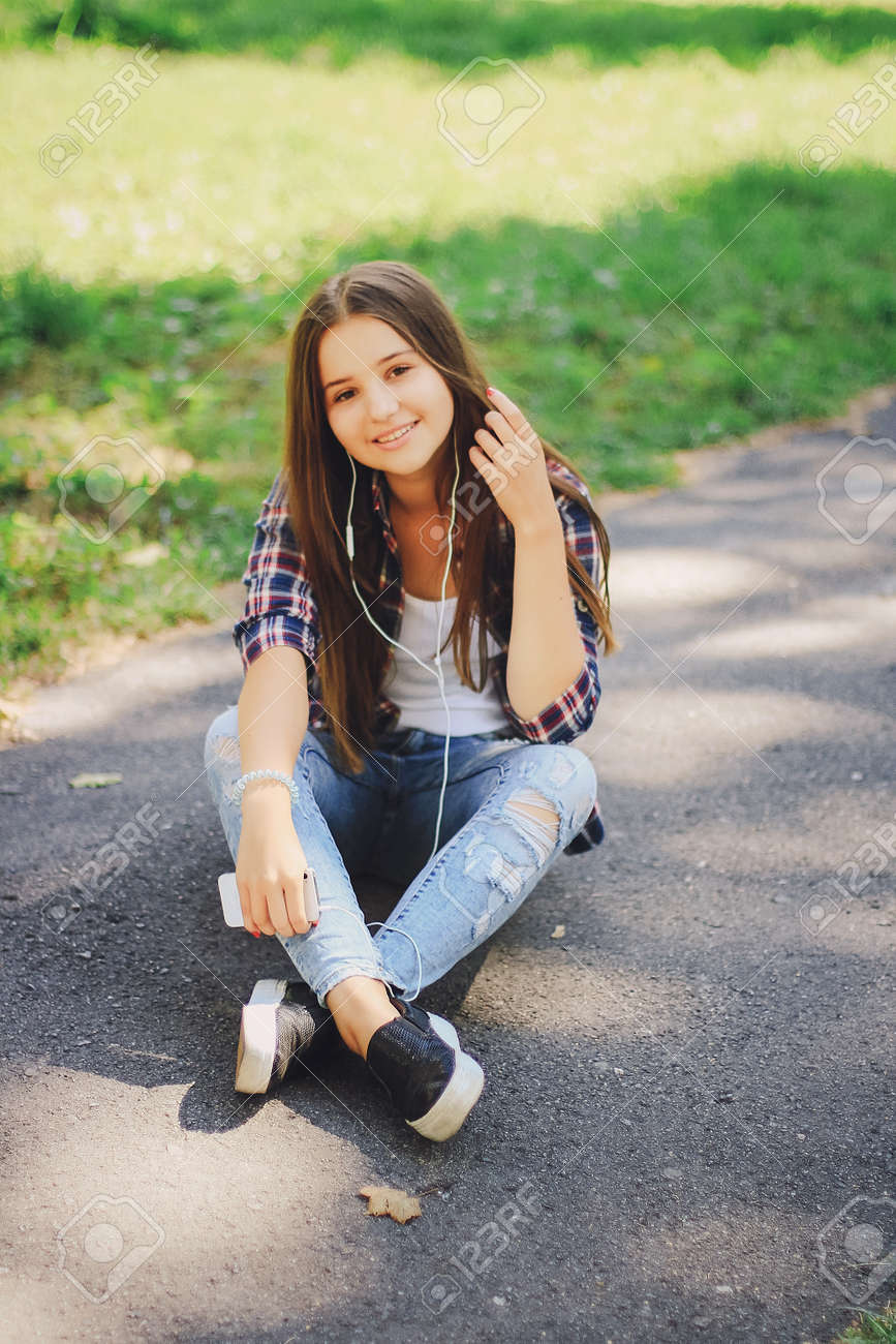 Junge Schöne Mädchen Zu Fuß Park Lizenzfreie Fotos, Bilder und Stock  Fotografie. Image 69266372.