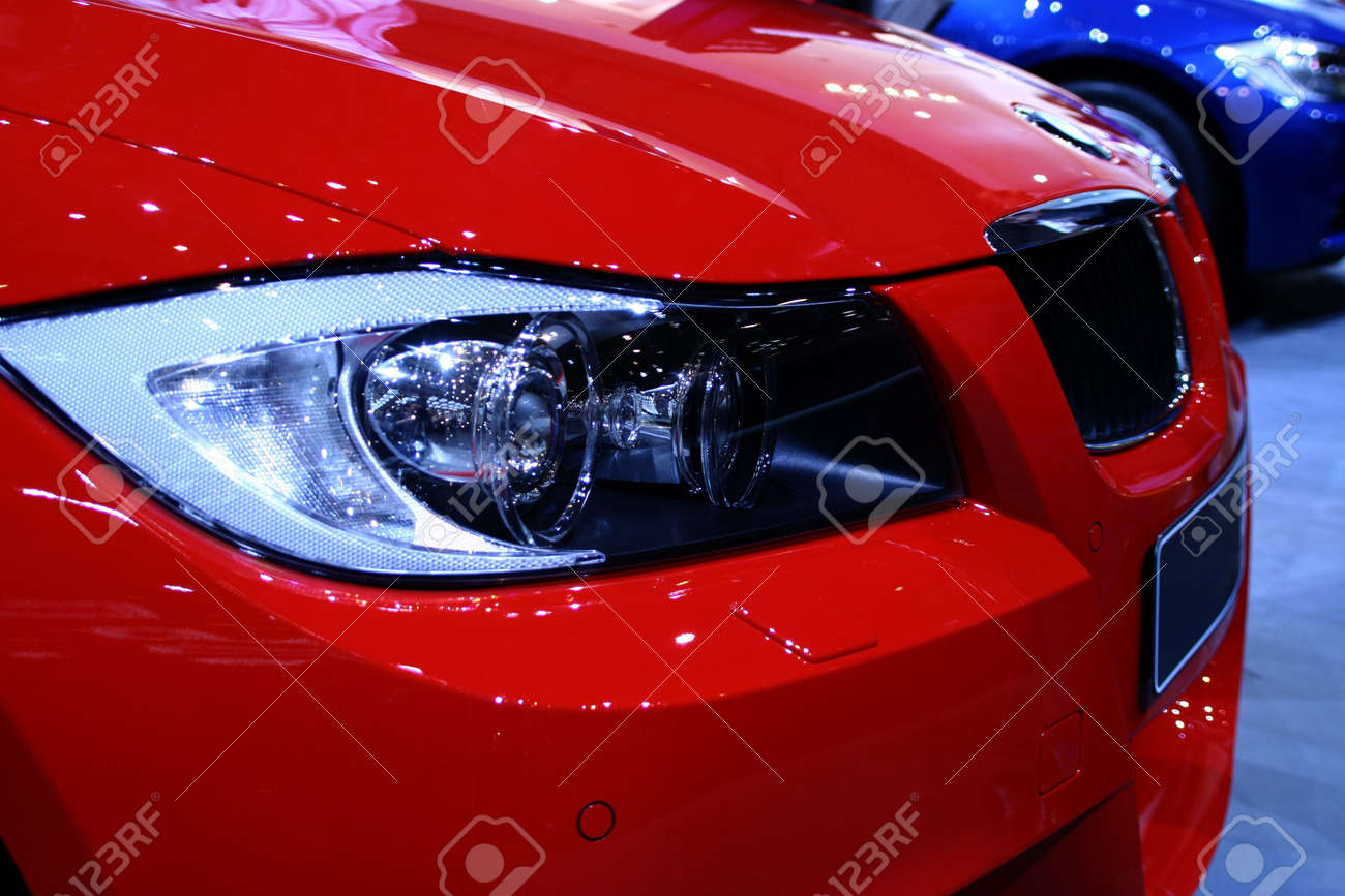赤い車の側面のプロフィール ヘッド ライトに焦点を当てます の写真素材 画像素材 Image 736525