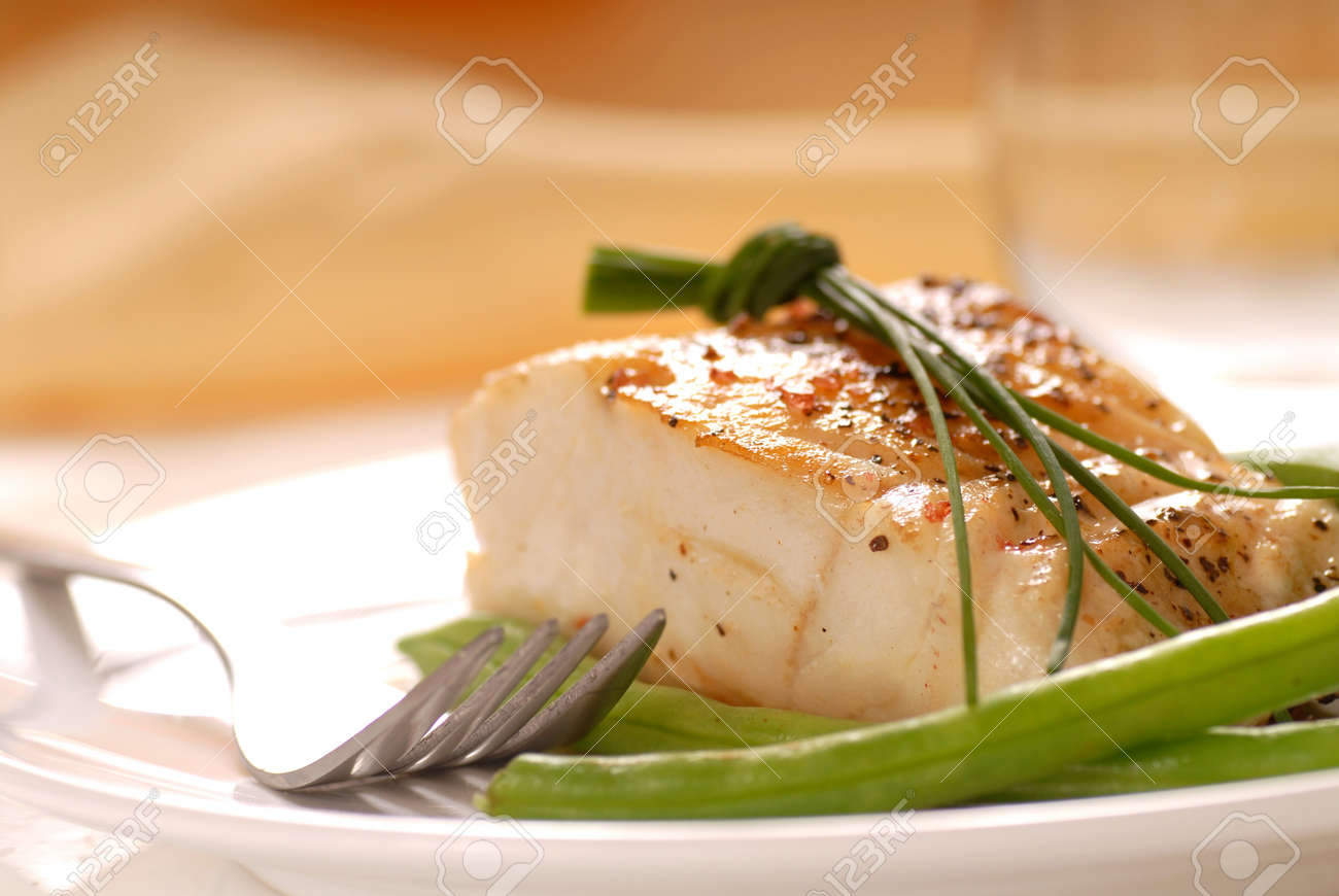 Fresh sauteed cod fillet with green beans and chives - 4067039 Fresh sauteed cod fillet with green beans and chives - 4067039
