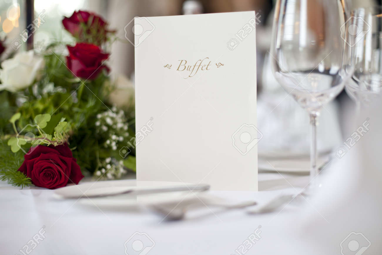 結婚式のテーブル ビュッフェ メニュー写真ショーは結婚式に素敵な赤いバラの装飾ガラスとバイキング カード メニュー テーブル の写真素材 画像素材 Image