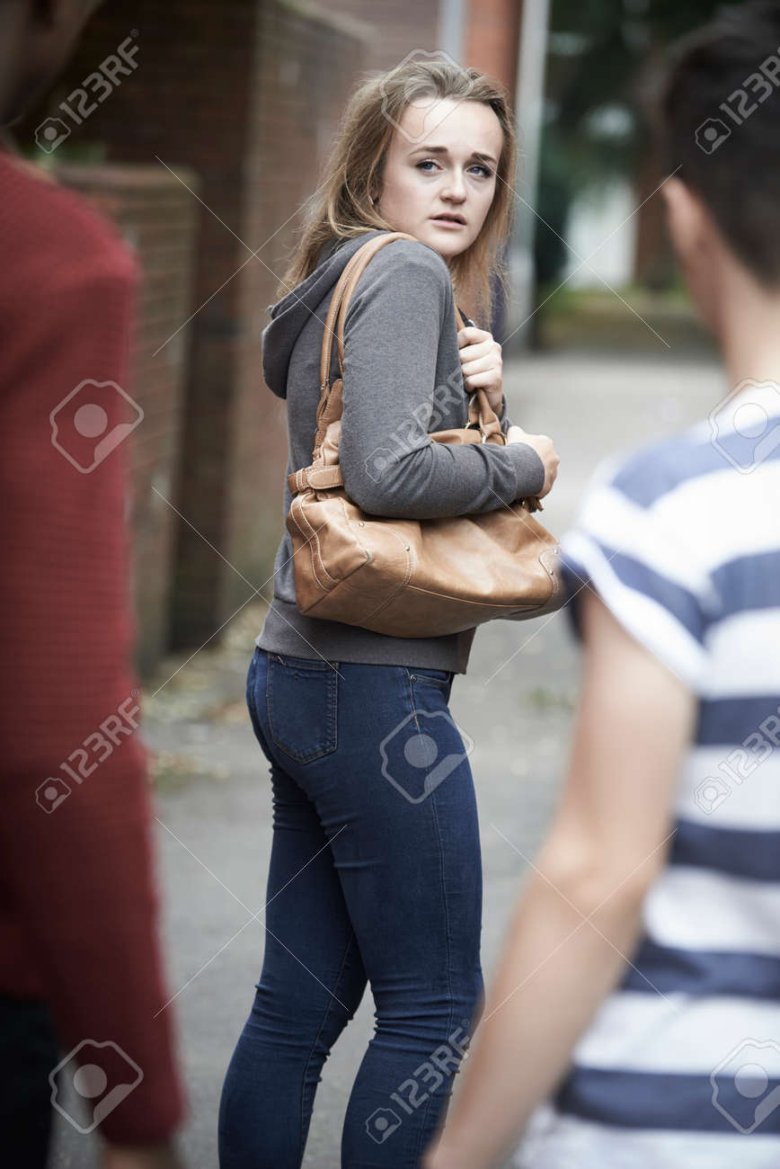 10 代の少女が彼女の散歩は家として威圧感 の写真素材 画像素材 Image