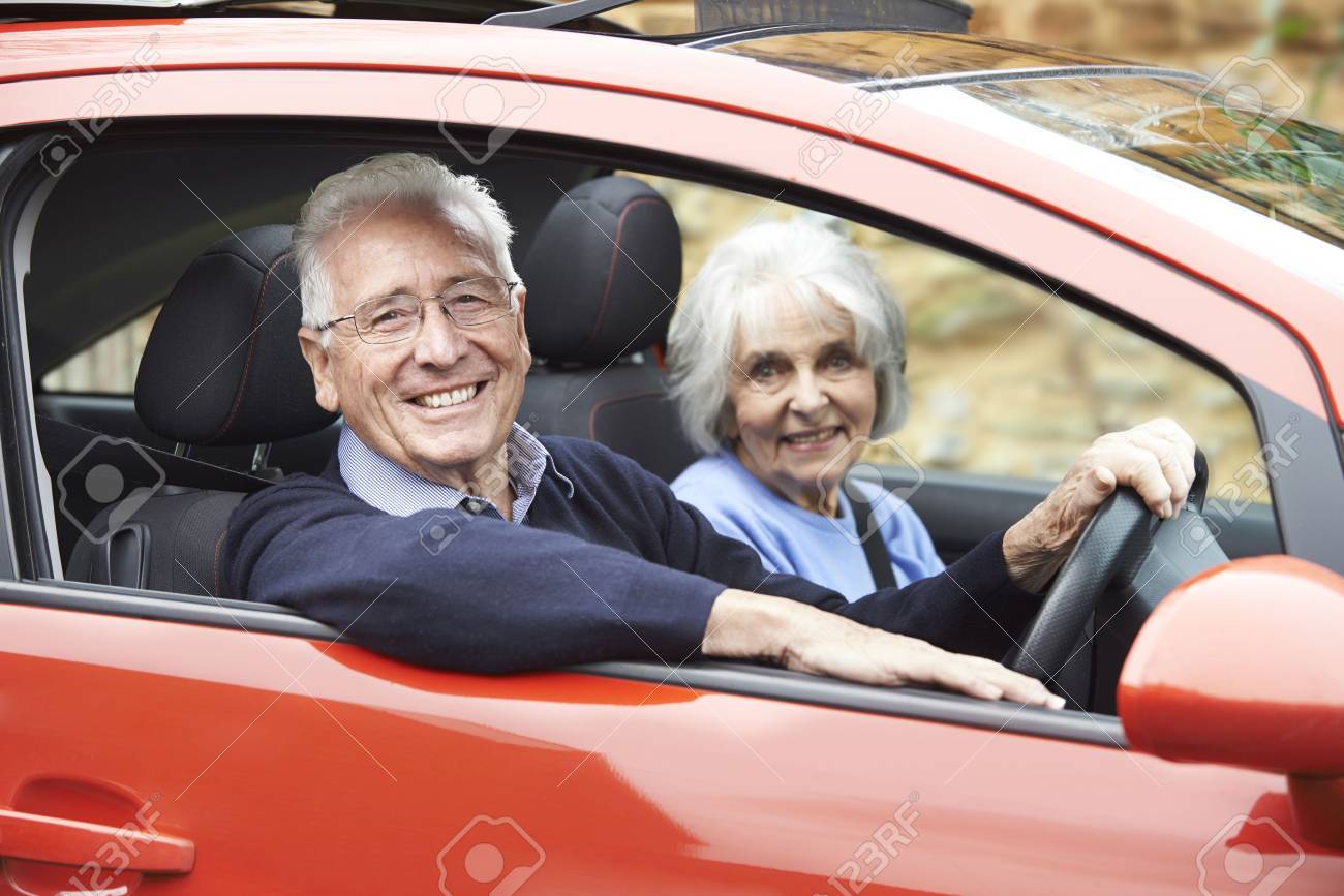 車でドライブのうち老夫婦を笑顔の肖像画 の写真素材 画像素材 Image