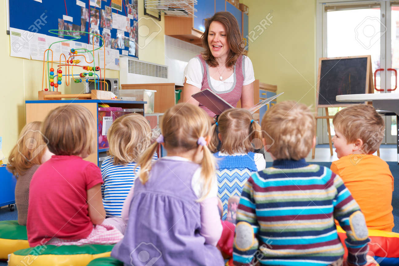 先生の読書の話を聞いて前の小学生のグループ の写真素材 画像素材 Image 先生の読書の話を聞いて前の小学生のグループ の写真素材 画像素材 Image