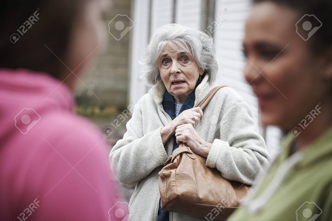 年配の女性が 10 代の少女による威圧感 の写真素材 画像素材 Image