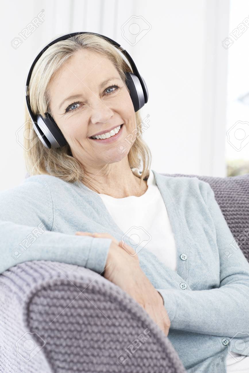 Femme Dâge Mûr écouter De La Musique Sur Un Casque Sans Fil Banque