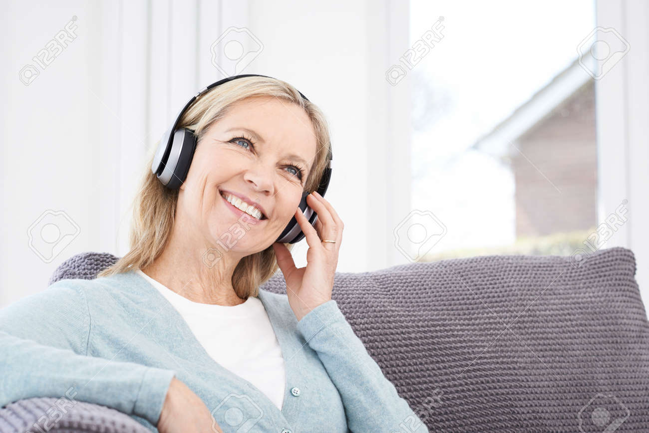 Femme Dâge Mûr écouter De La Musique Sur Un Casque Sans Fil Banque