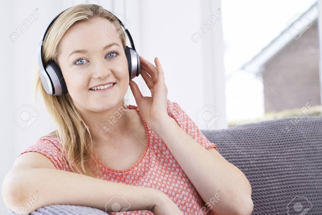 Jeune Femme écoutant De La Musique Sur Le Casque Sans Fil Banque D
