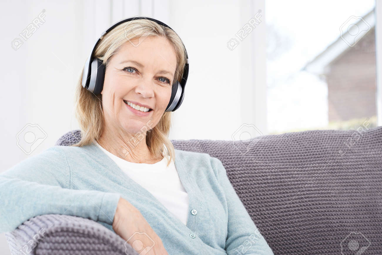 Femme Dâge Mûr écouter De La Musique Sur Un Casque Sans Fil Banque