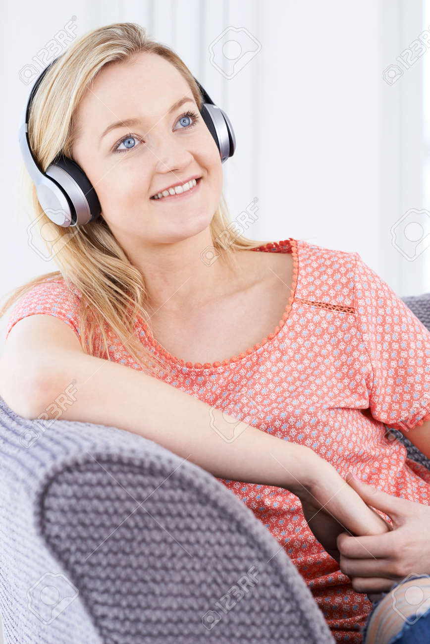 Jeune Femme écoutant De La Musique Sur Le Casque Sans Fil Banque D