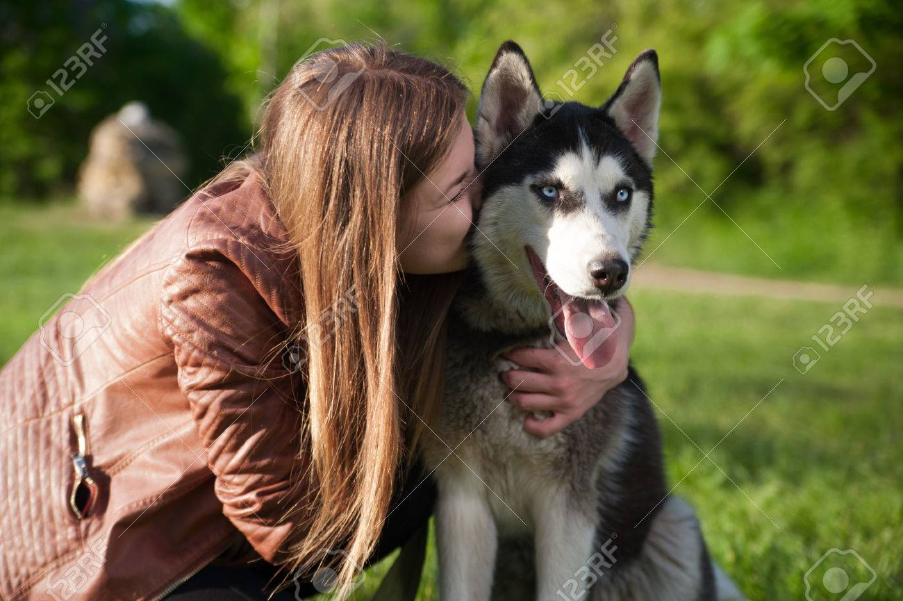 그녀의 거친 강아지를 안고있는 여자의 귀여운 사진 로열티 무료 사진, 그림, 이미지 그리고 스톡포토그래피. Image 36741507