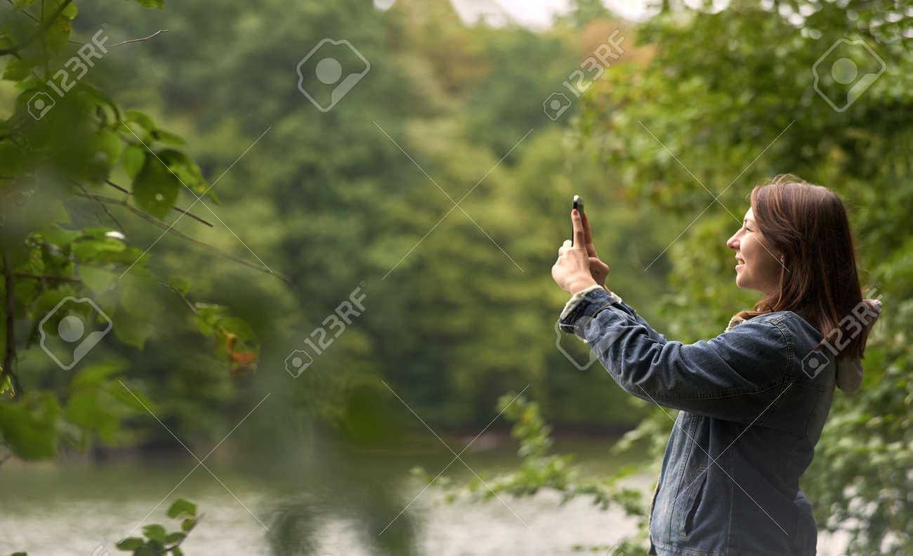 川の土手に写真を撮る女性 の写真素材 画像素材 Image