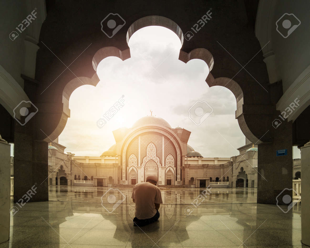 Malaysia muslim people pray in Mosque Wilauah Kuala lumpur. - 60438677 Malaysia muslim people pray in Mosque Wilauah Kuala lumpur. - 60438677