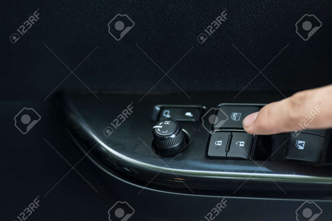 車のドアを開閉するボタンを押します の写真素材 画像素材 Image