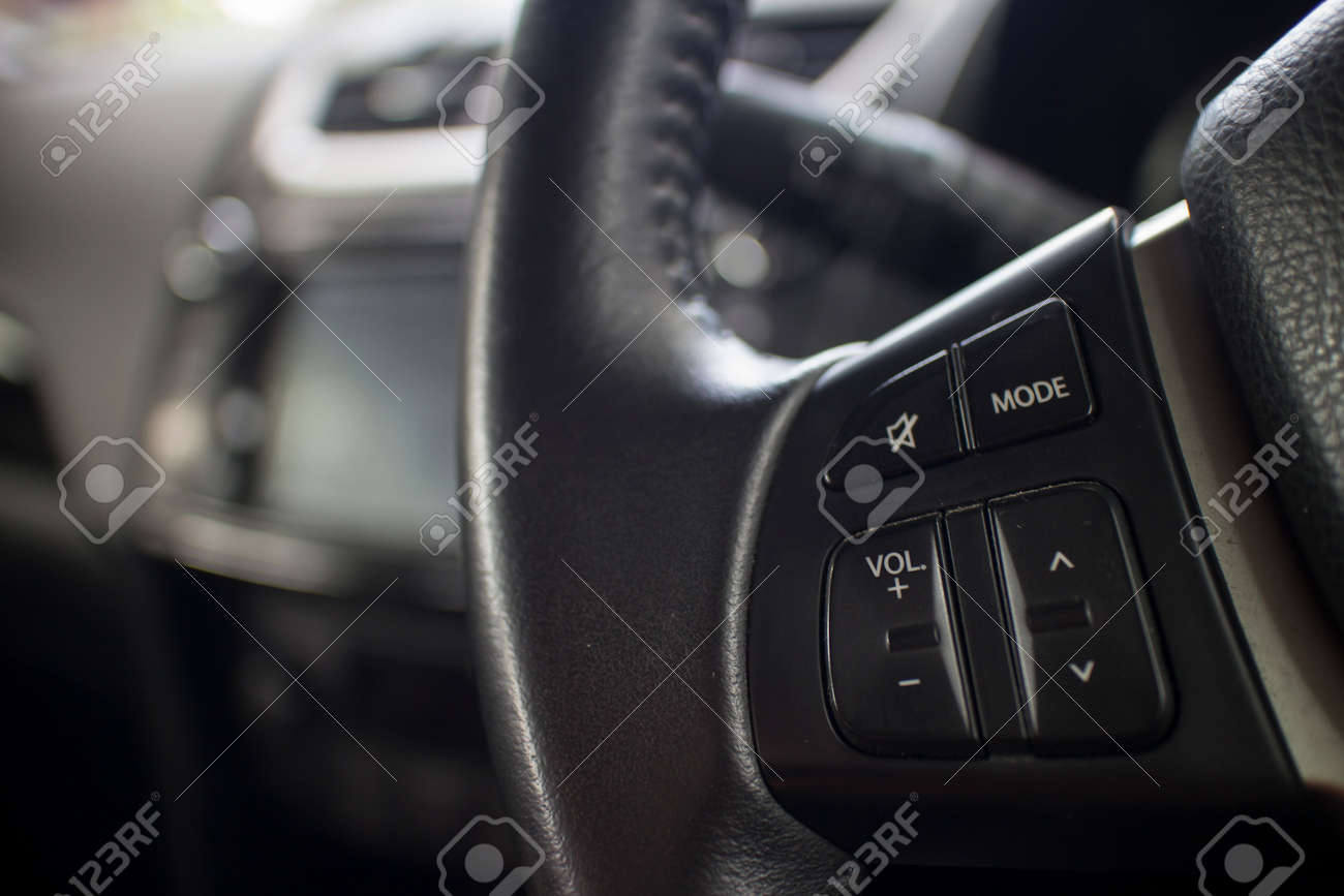 オーディオと音楽の音の機能コントロール ボタン車ステアリング ホイールの左側に の写真素材 画像素材 Image オーディオと音楽の音の機能コントロール ボタン車ステアリング ホイールの左側に の写真素材 画像素材 Image
