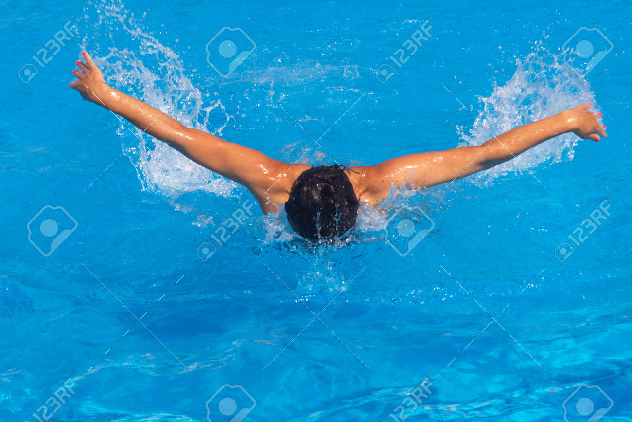 かなり若い女性水泳プールでポーズ の写真素材 画像素材 Image