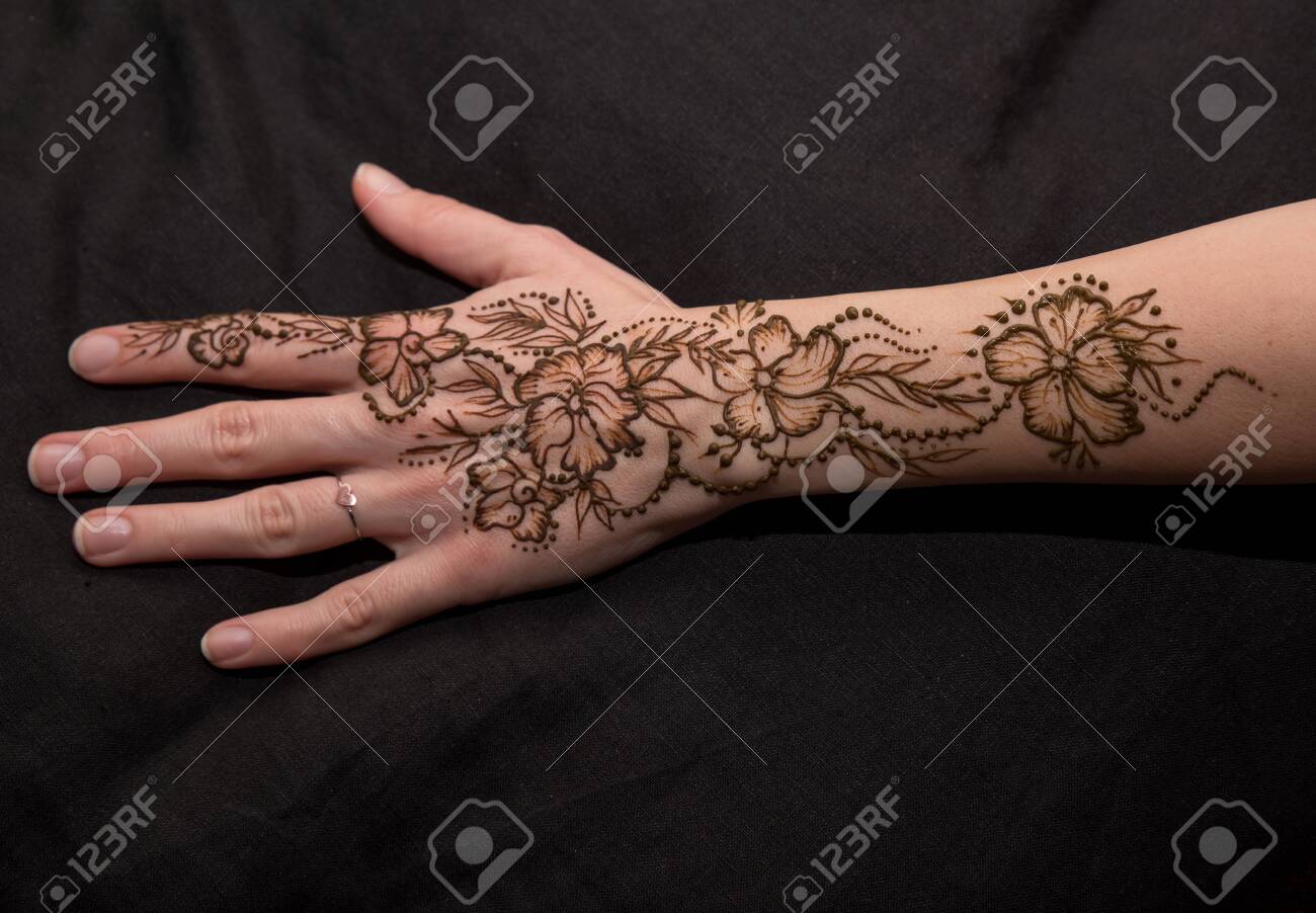 Woman Hand With Black Cute Henna Mehendi Designs Stock Photo, Picture And  Royalty Free Image. Image 140635090.