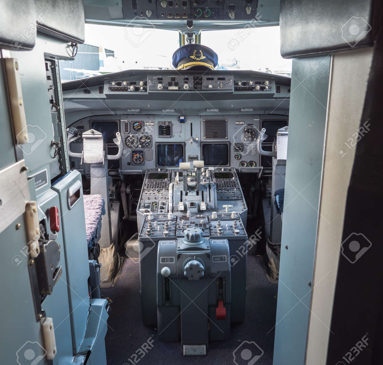 ヴィンテージのフォッカー 100 旅客機のコックピットの中 の写真素材 画像素材 Image ヴィンテージのフォッカー 100 旅客機のコックピットの中 の写真素材 画像素材 Image