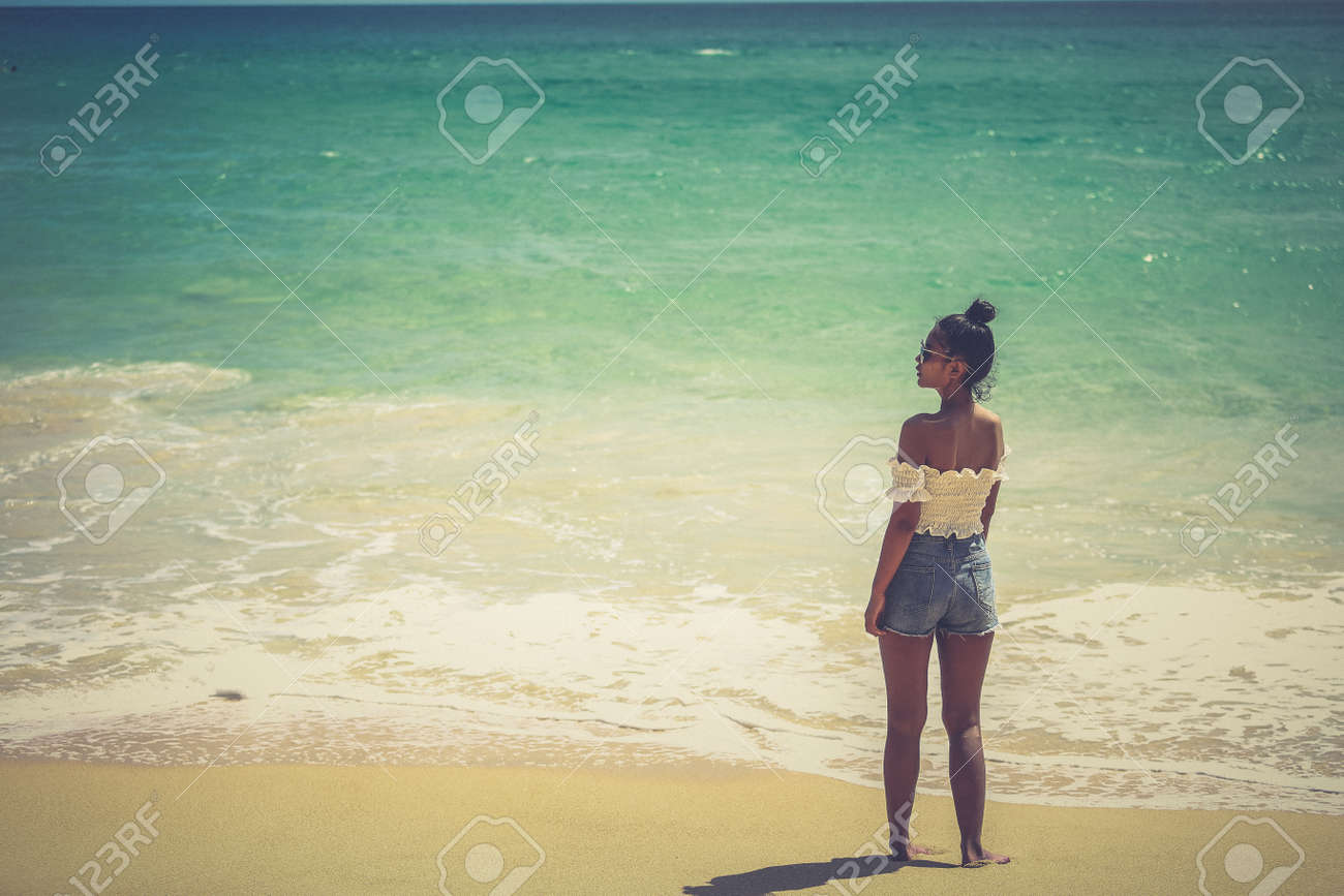 プーケットのビーチで海でアジアの少女 の写真素材 画像素材 Image