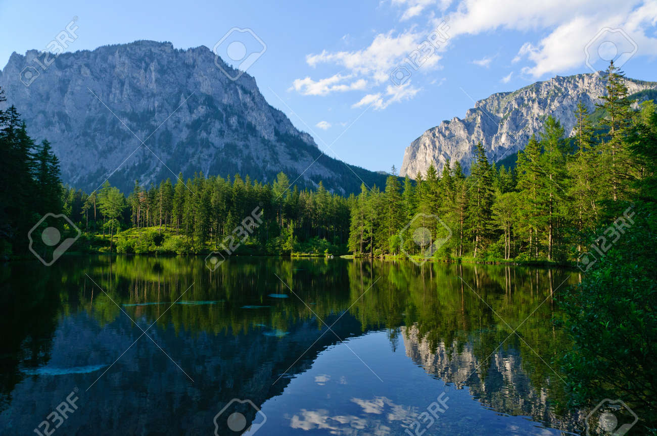 緑湖 ブルック アン デア Mur オーストリアで見る の写真素材 画像素材 Image