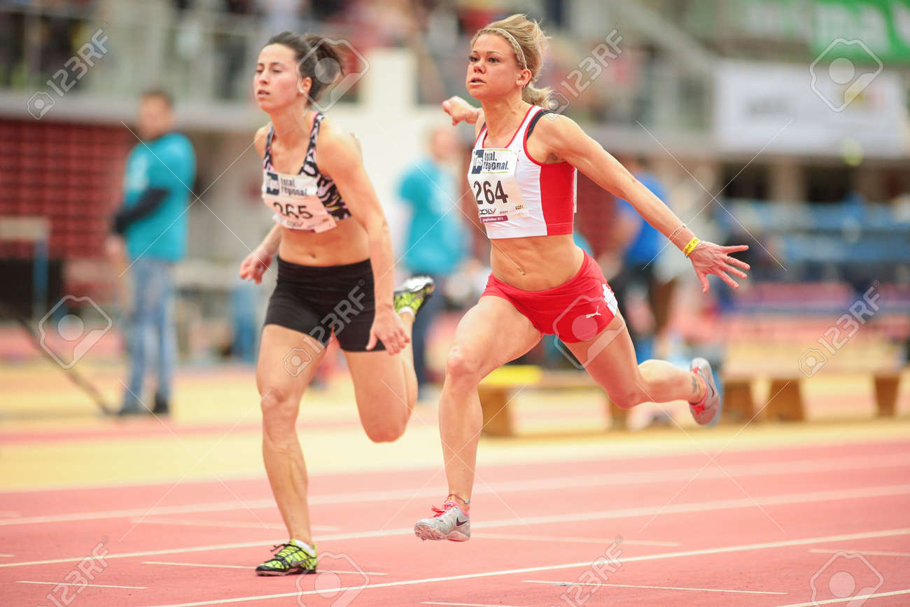 リンツ オーストリア 1 月 31 日ヘイリー ジョーンズ 264 イギリス は オーストリアのリンツで女子 60 M イベントで 13 年 1 月 31 日に競合しています の写真素材 画像素材 Image