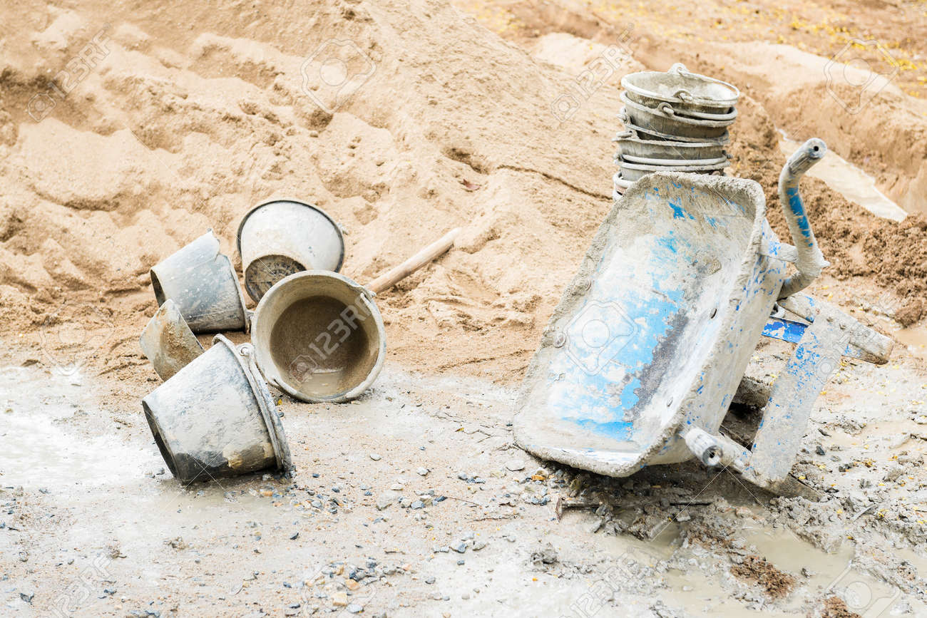 工事現場の横に 1 つ側 バケツ 砂杭の青い砂塚公園嘘 の写真素材 画像素材 Image