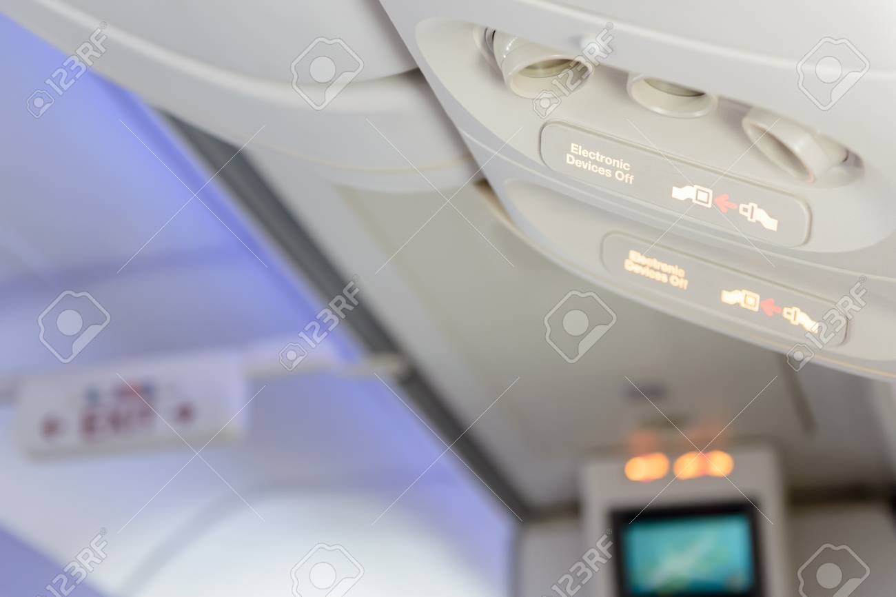 電子デバイスは オフ 飛行機の中にシートベルト着用サインを固定します の写真素材 画像素材 Image 電子デバイスは オフ 飛行機の中にシートベルト着用サインを固定します の写真素材 画像素材 Image