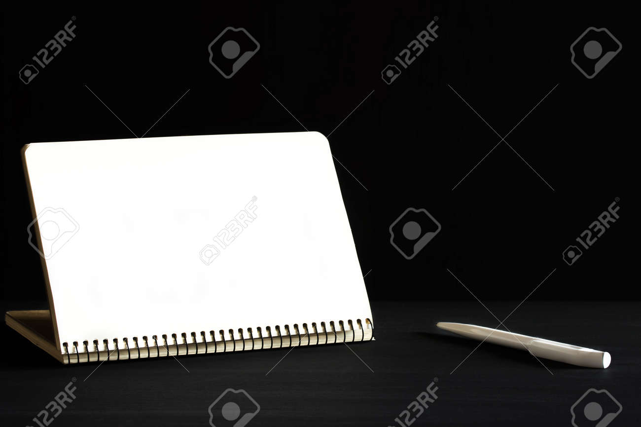 Cahier Blanc Vide Simple Simple Avec Un Blanc Pour Dessiner Ou écrire Et Stylo En Plastique Blanc Sont Sur Un Bureau De Tableau Noir Maquette