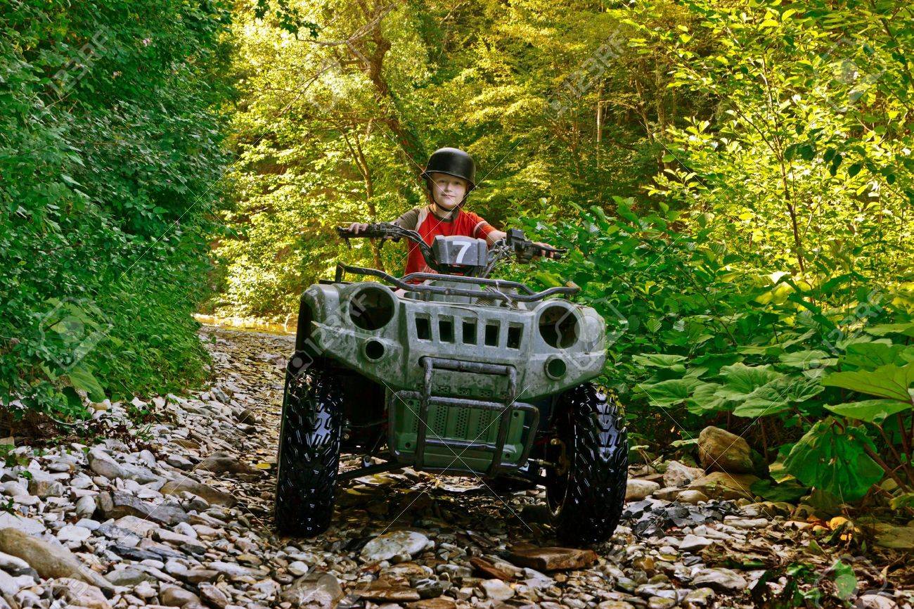 Un Petit Garçon Coiffé Dun Casque Vélo Quad Sur La Rive Dune