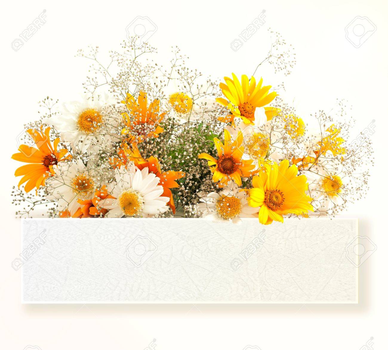 Bouquet De Fleurs Jaunes Et Emblème Du Papier Blanc Sur Fond Blanc