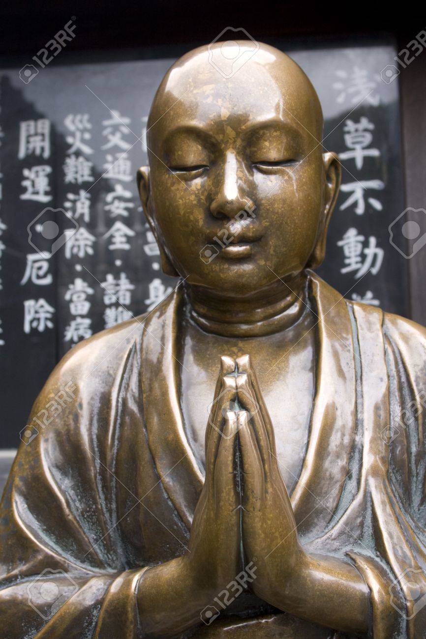 東京都浅草浅草寺近くの神社で美しい銅大仏様 の写真素材 画像素材 Image