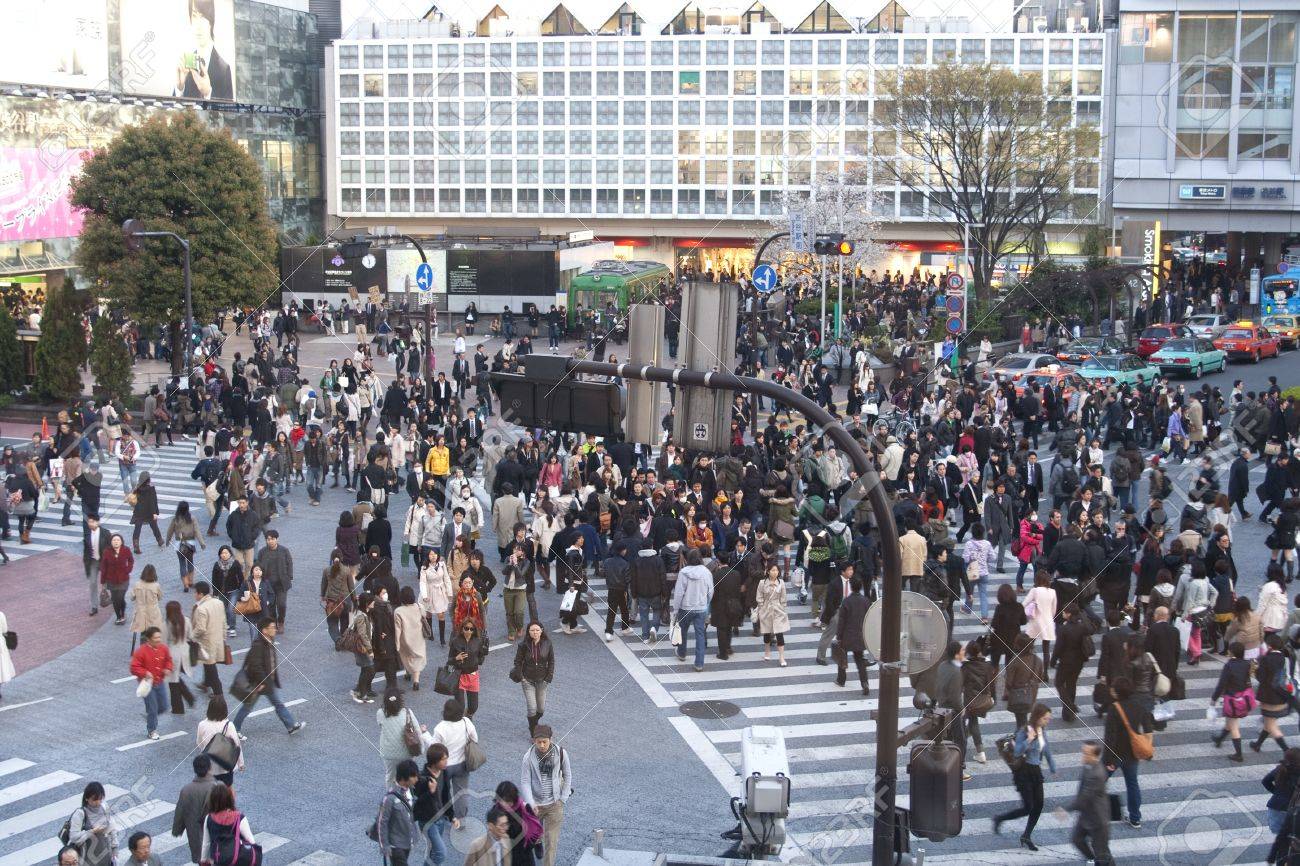 東京、日本-2009 年 4 月頃： 2009 年 4 月頃の秋葉原で有名なシマウマ交差群衆の写真素材・画像素材 Image 9105701