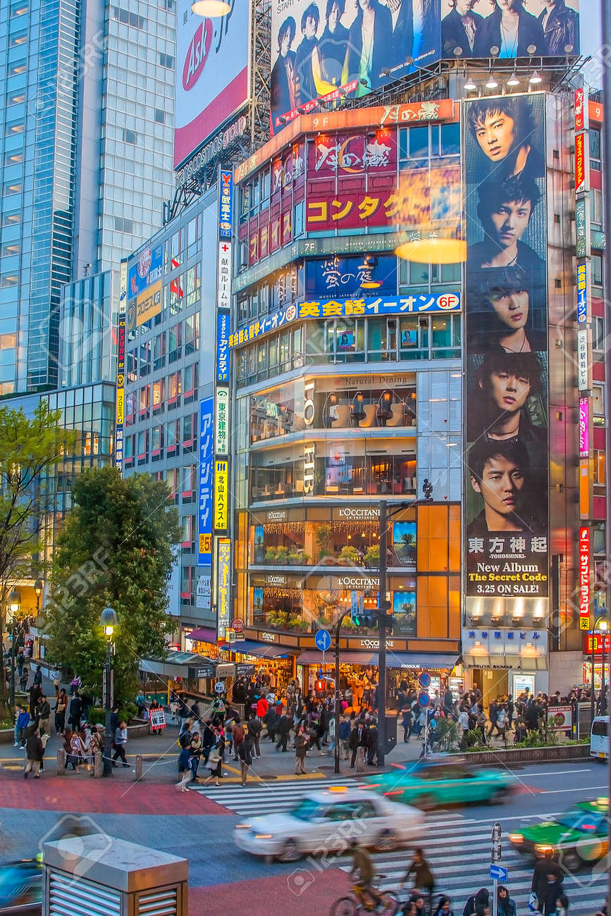 2009 年 4 月 2 日、秋葉原で有名なシマウマ交差の日本、東京 - 4 月 2 日: 群衆の写真素材・画像素材 Image 31650490