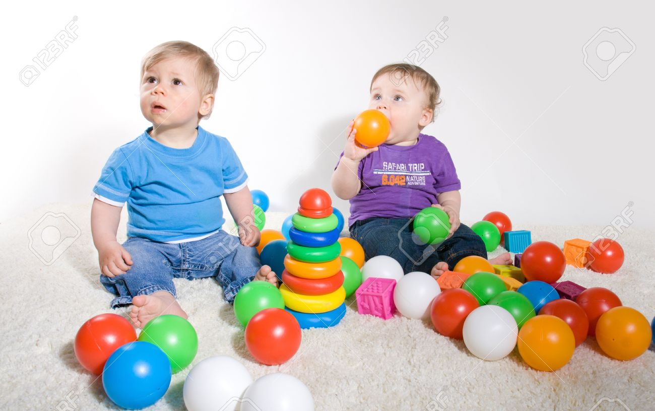 jugando con bebes de juguete