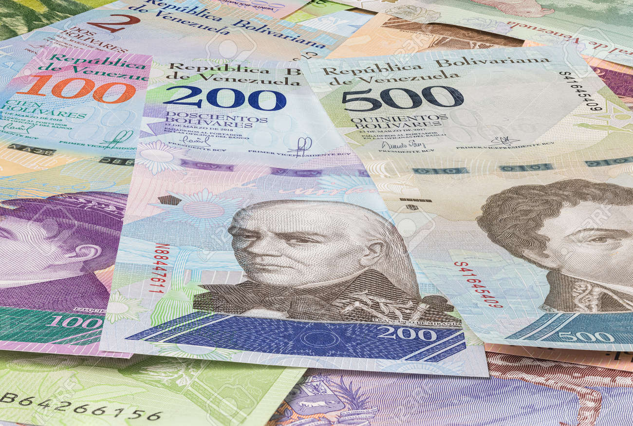 베네수엘라 공화국의 볼리바르 또는 볼리바르 화폐는 남미 국가인 베네수엘라의 통화에 가깝습니다. 높은 인플레이션과 약한 경제로 인해  지폐의 액면가가 높아집니다. 로열티 무료 사진, 그림, 이미지 그리고 스톡포토그래피. Image 172410992