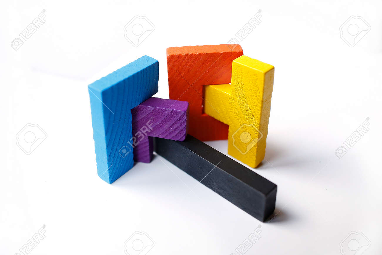 白地にカラフルな木製パズル ブロック の写真素材 画像素材 Image