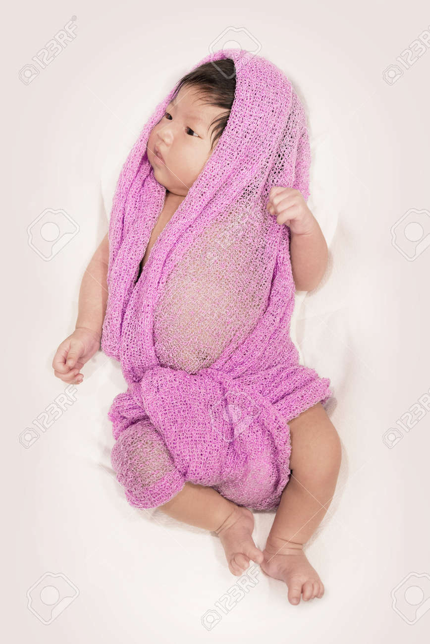 紫のラップでかわいいアジアの赤ちゃん女の子 の写真素材 画像素材 Image