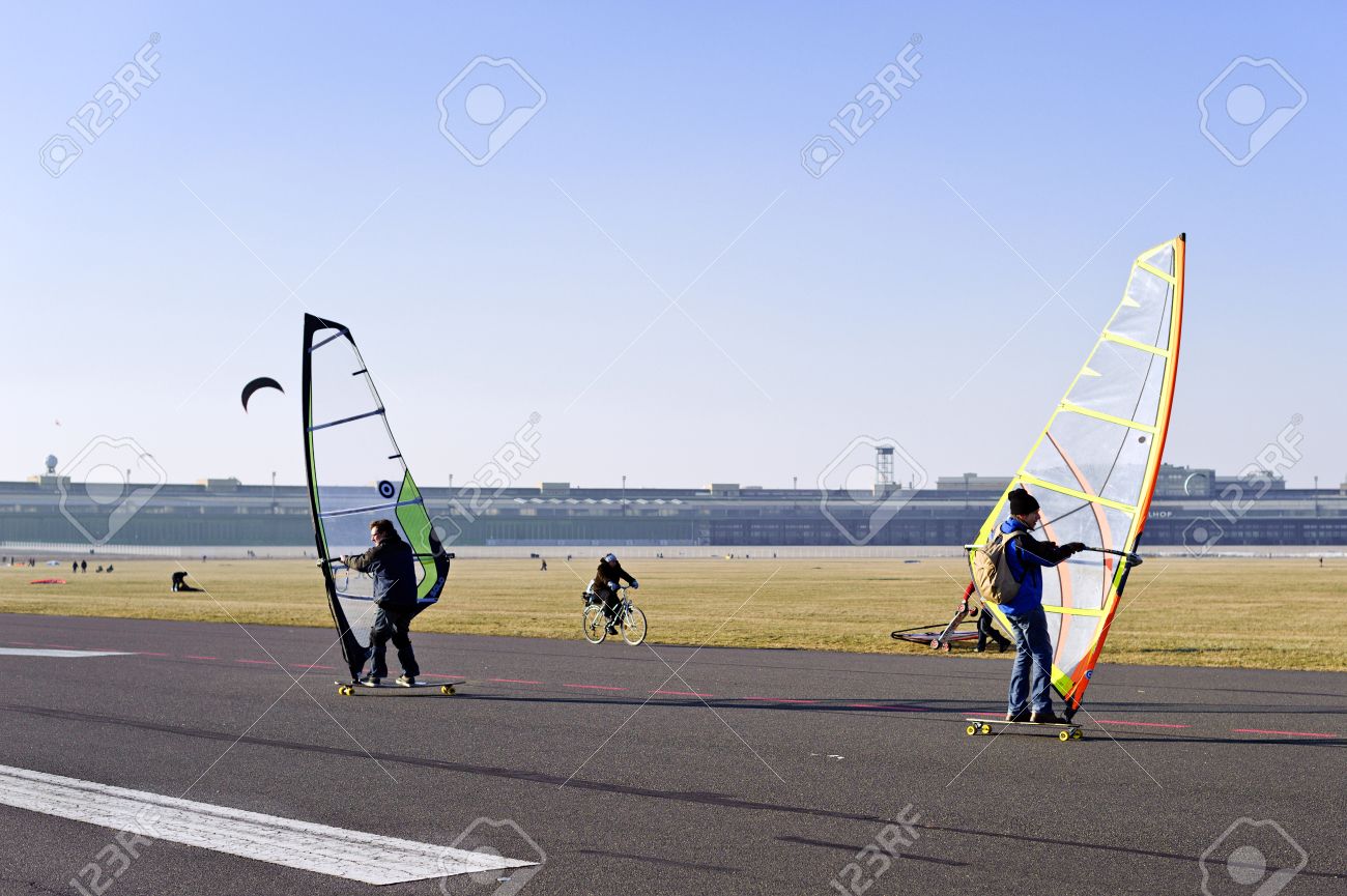 旧テンペルホーフ空港テンペルホーフ公園ベルリン ドイツで Windskaters の写真素材 画像素材 Image 旧テンペルホーフ空港テンペルホーフ公園ベルリン ドイツで Windskaters の写真素材 画像素材 Image