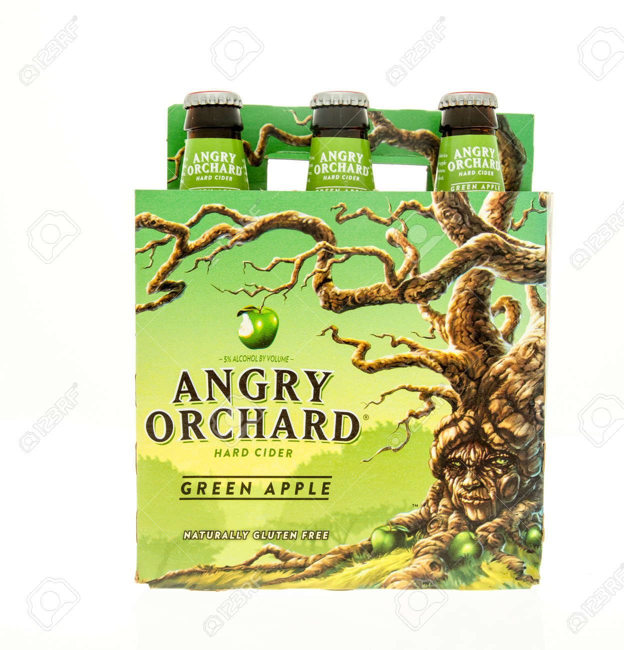 Winneconne Wi 16 年 3 月 15 日 青リンゴ味の怒っている果樹園ハード サイダーの六つのパック の写真素材 画像素材 Image