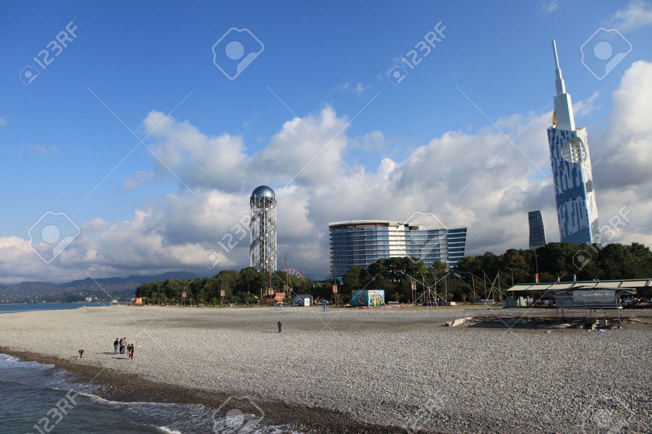 バトゥミ グルジア 10 月 27 日バトゥミ技術大学の建物 バトゥミ グルジアのバトゥミ観光開発のための近代建築の多くは 近年の 13 年 10 月 27 日のタワーのアルファベット の写真素材 画像素材 Image