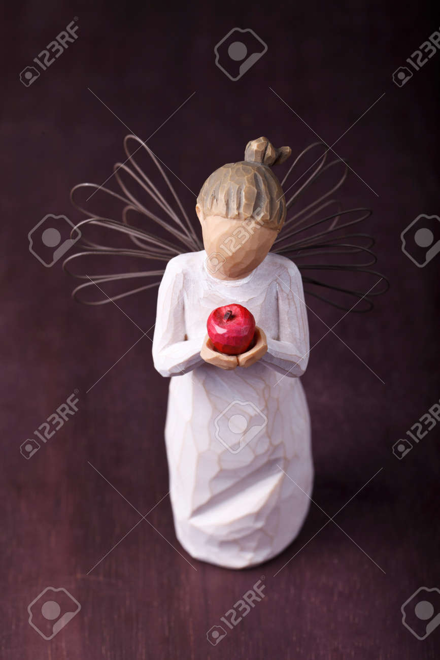 白衣の天使の像 の写真素材 画像素材 Image