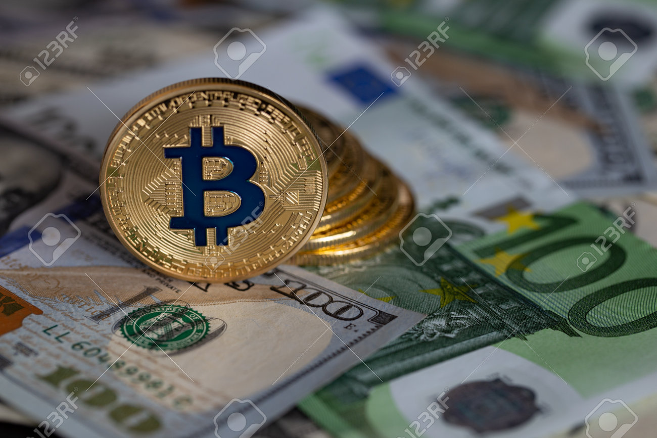 다른 나라의 종이 청구서 배경에 비트코인 클로즈업. 로열티 무료 사진, 그림, 이미지 그리고 스톡포토그래피. Image 160397103