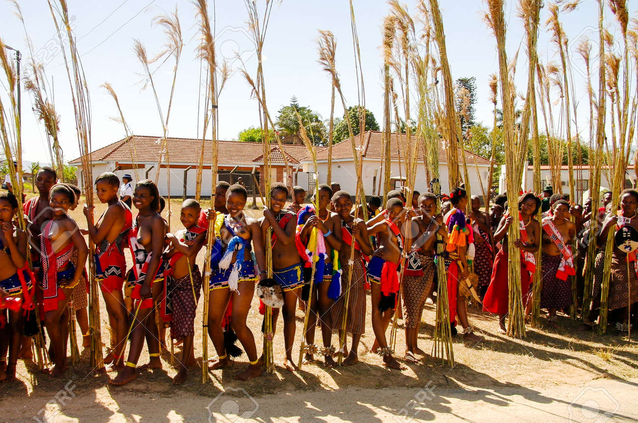 別名リードダンス式 13 01 09 ロバンバ スワジランドで ウムヒャンガに行進の伝統的な衣装の女性 の写真素材 画像素材 Image 別名リードダンス式 13 01 09 ロバンバ スワジランドで ウムヒャンガに行進の伝統的な衣装の女性 の写真素材 画像素材 Image