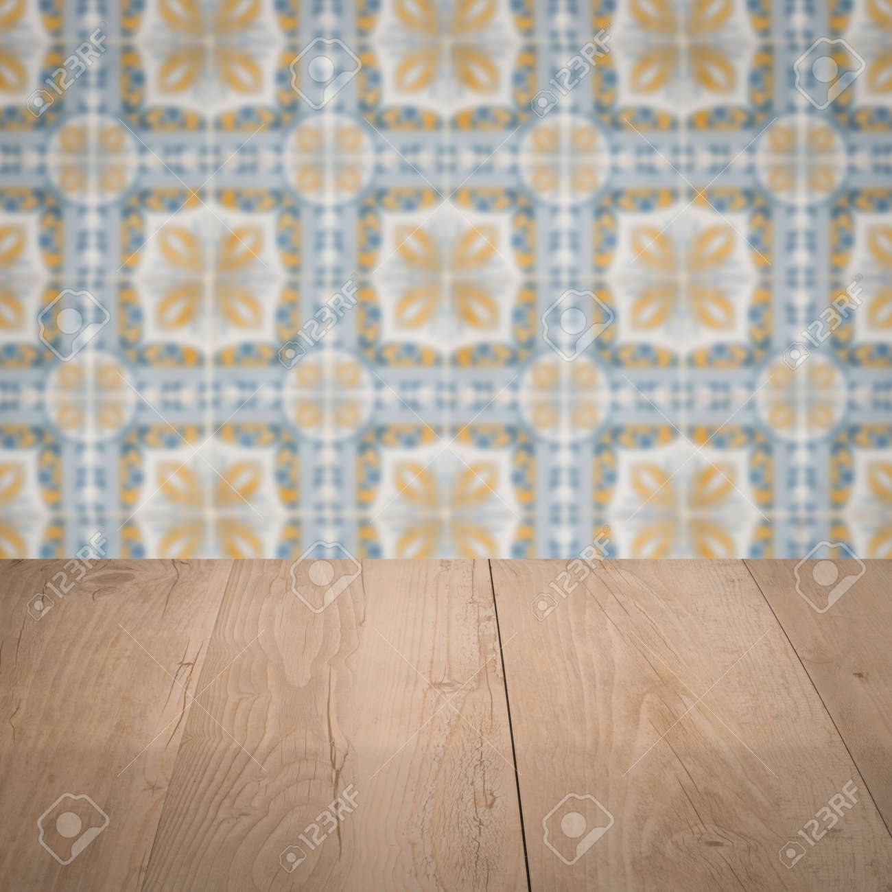 Leere Holztischplatte Und Unschärfe Vintage-Fliesen Muster Wand Im ... Leere Holztischplatte Und Unschärfe Vintage-Fliesen Muster Wand Im ...