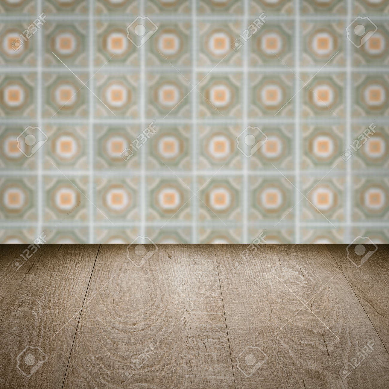 Leere Holztischplatte Und Unschärfe Vintage-Fliesen Muster Wand Im ... Leere Holztischplatte Und Unschärfe Vintage-Fliesen Muster Wand Im ...