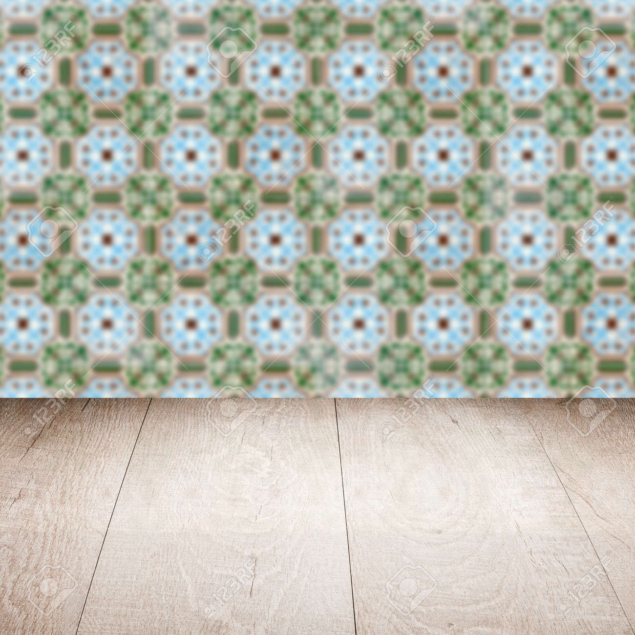 Leere Holztischplatte Und Unschärfe Vintage-Fliesen Muster Wand Im ... Leere Holztischplatte Und Unschärfe Vintage-Fliesen Muster Wand Im ...