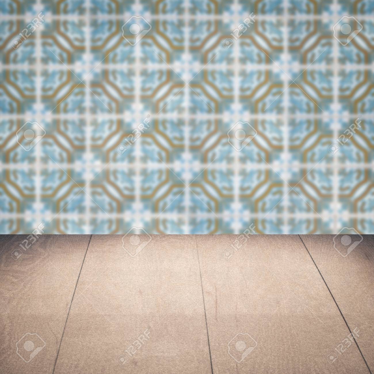 Leere Holztischplatte Und Unschärfe Vintage-Fliesen Muster Wand Im ... Leere Holztischplatte Und Unschärfe Vintage-Fliesen Muster Wand Im ...