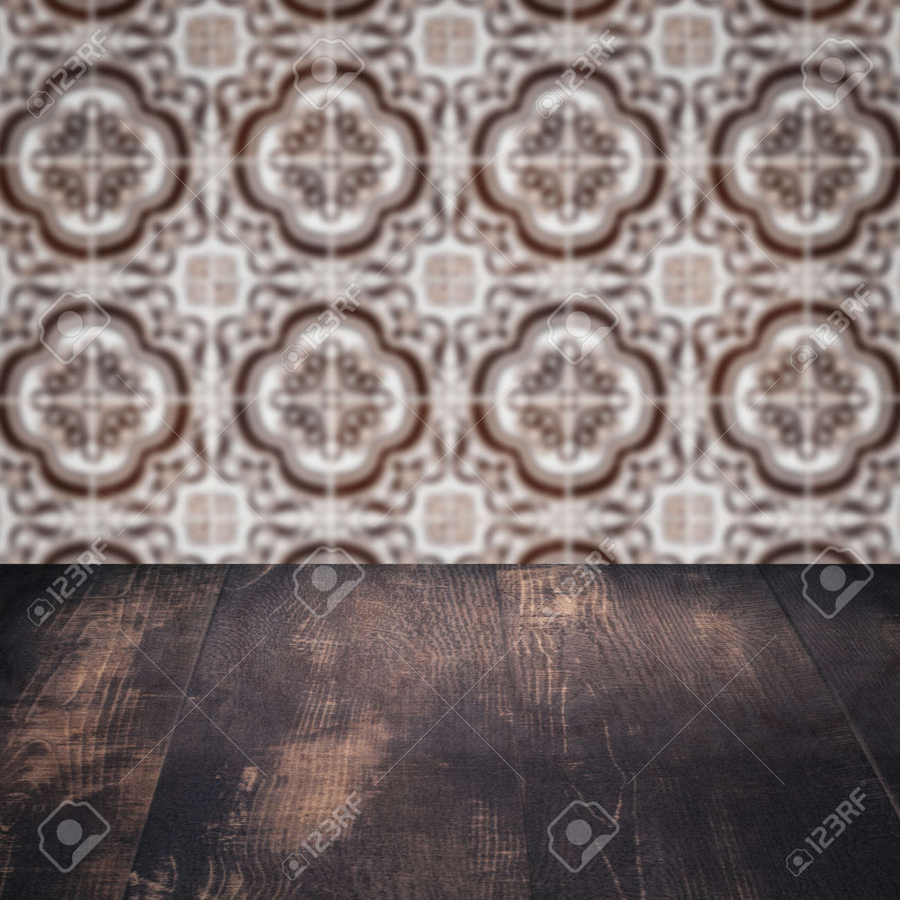 Leere Holztischplatte Und Unschärfe Vintage-Fliesen Muster Wand Im ... Leere Holztischplatte Und Unschärfe Vintage-Fliesen Muster Wand Im ...