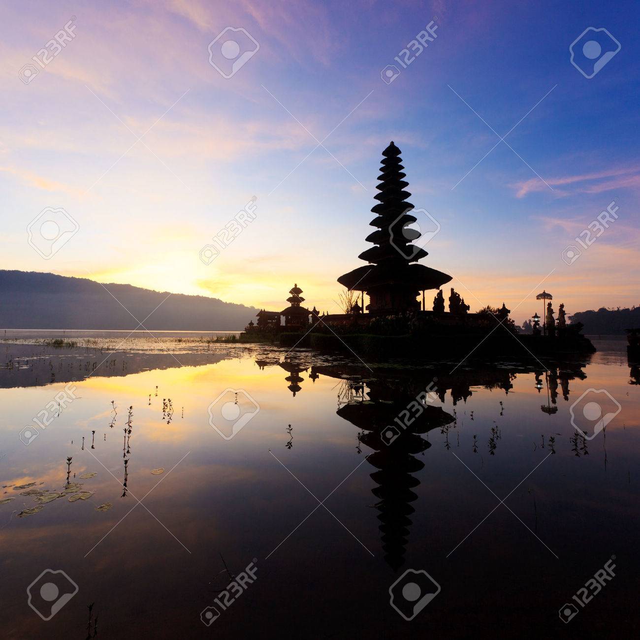 Pura Ulun Danu Temple Silhouette Avant Le Lever Du Soleil Sur Un Lac Bratan Bali Indonésie