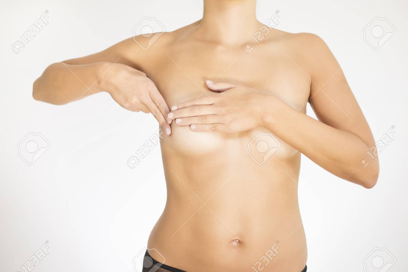 他の手を彼女の指でしこりを検出するためテストがん片方の手でティッシュを平坦化し 操作するための彼女の胸女性の裸の胴体のビューを閉じる の写真素材 画像素材 Image 22553146